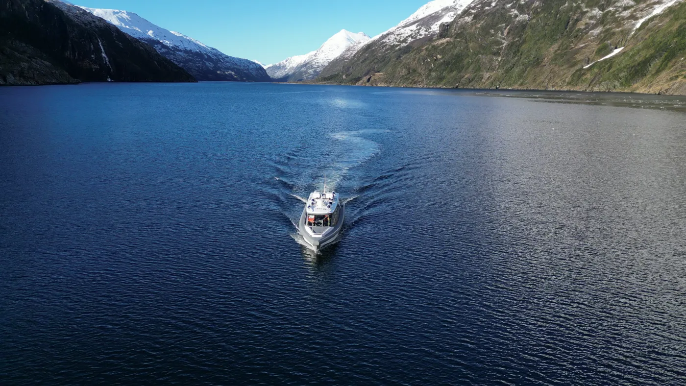 Lancha Motor Ailke navegando en fiordo patagónico