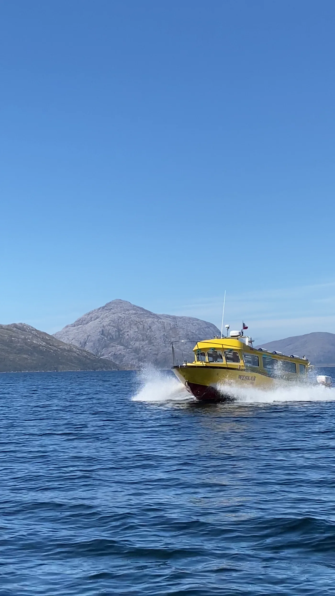 Lancha Motor Weskar navegando en la Patagonia