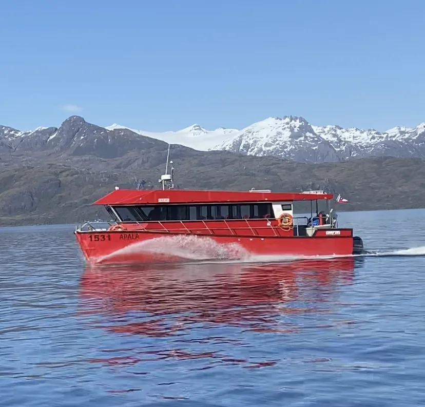 Embarcación Jakoa navegando en la Patagonia