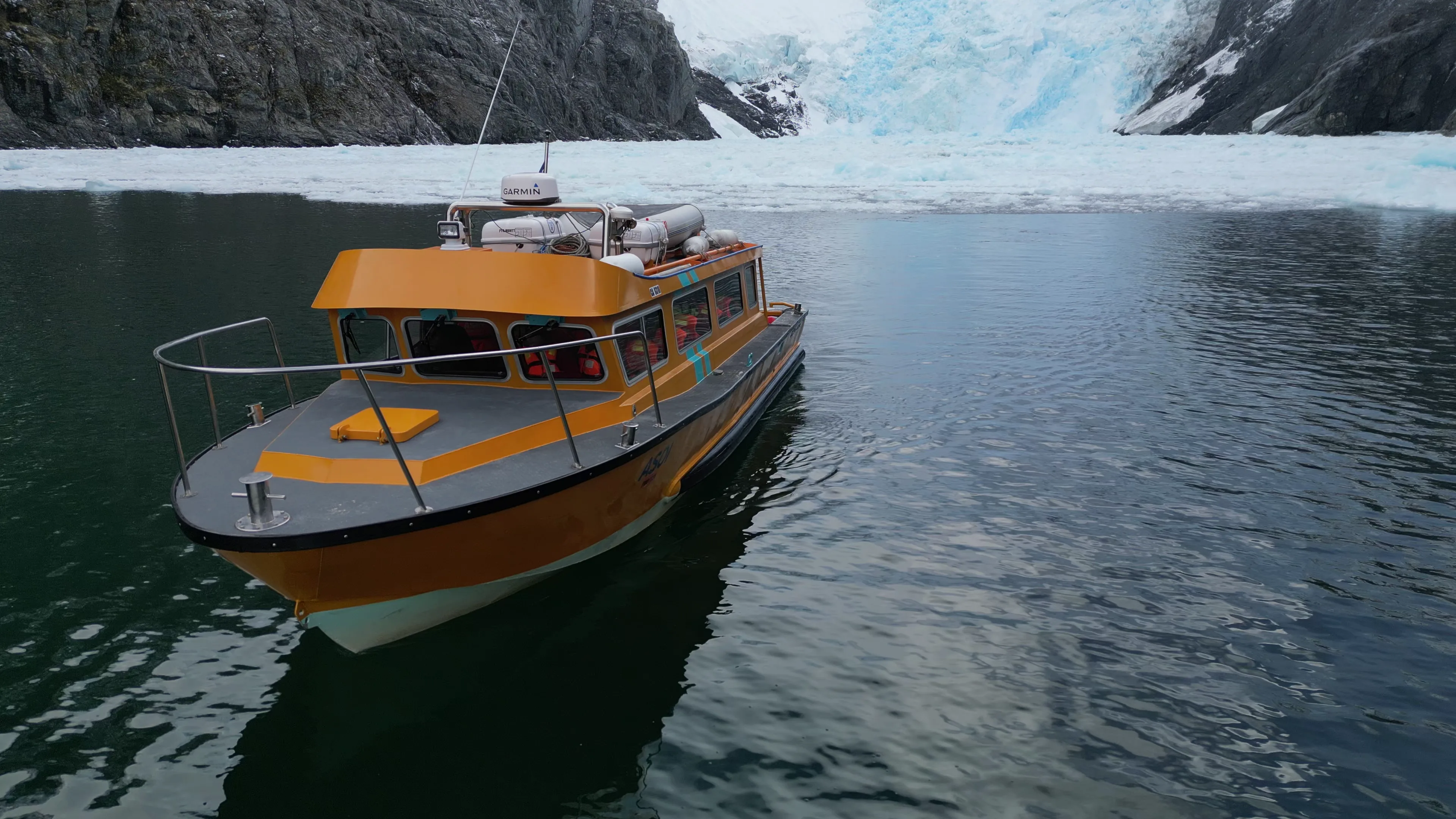 Nave Jakoa junto a glaciar patagónico
