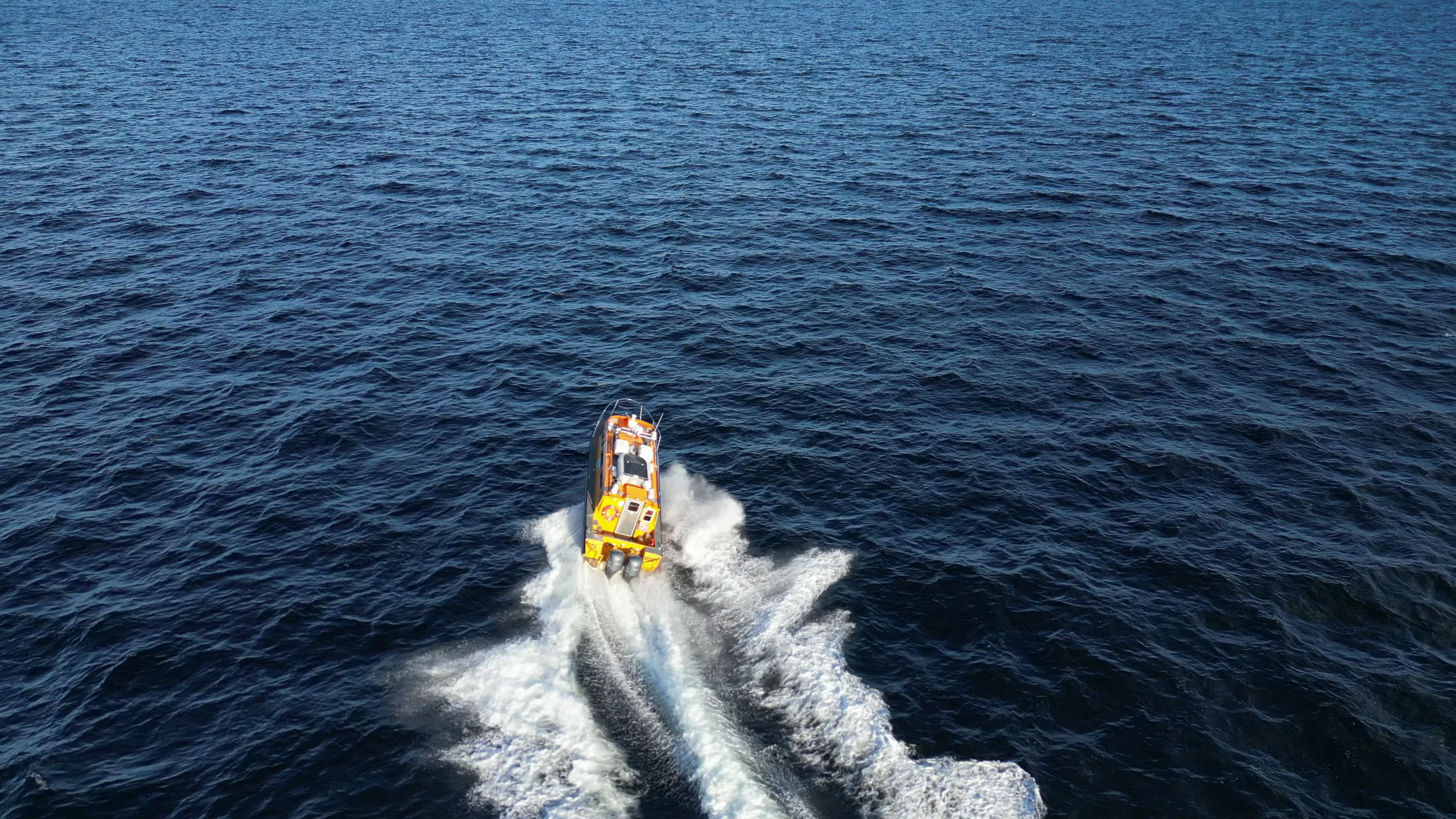 Vista aérea de nave Jakoa a toda velocidad
