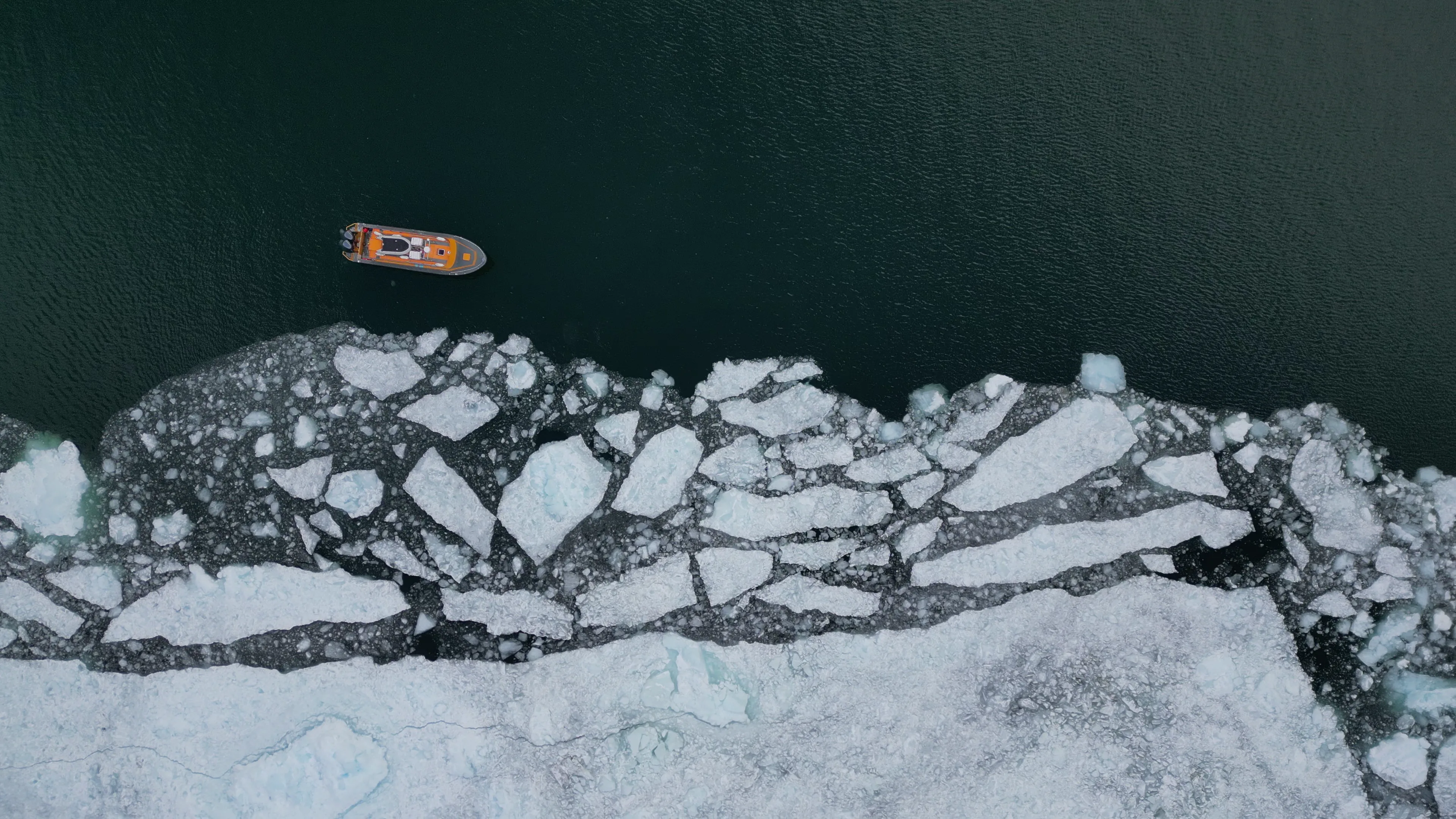 Nave Jakoa junto a témpanos de hielo
