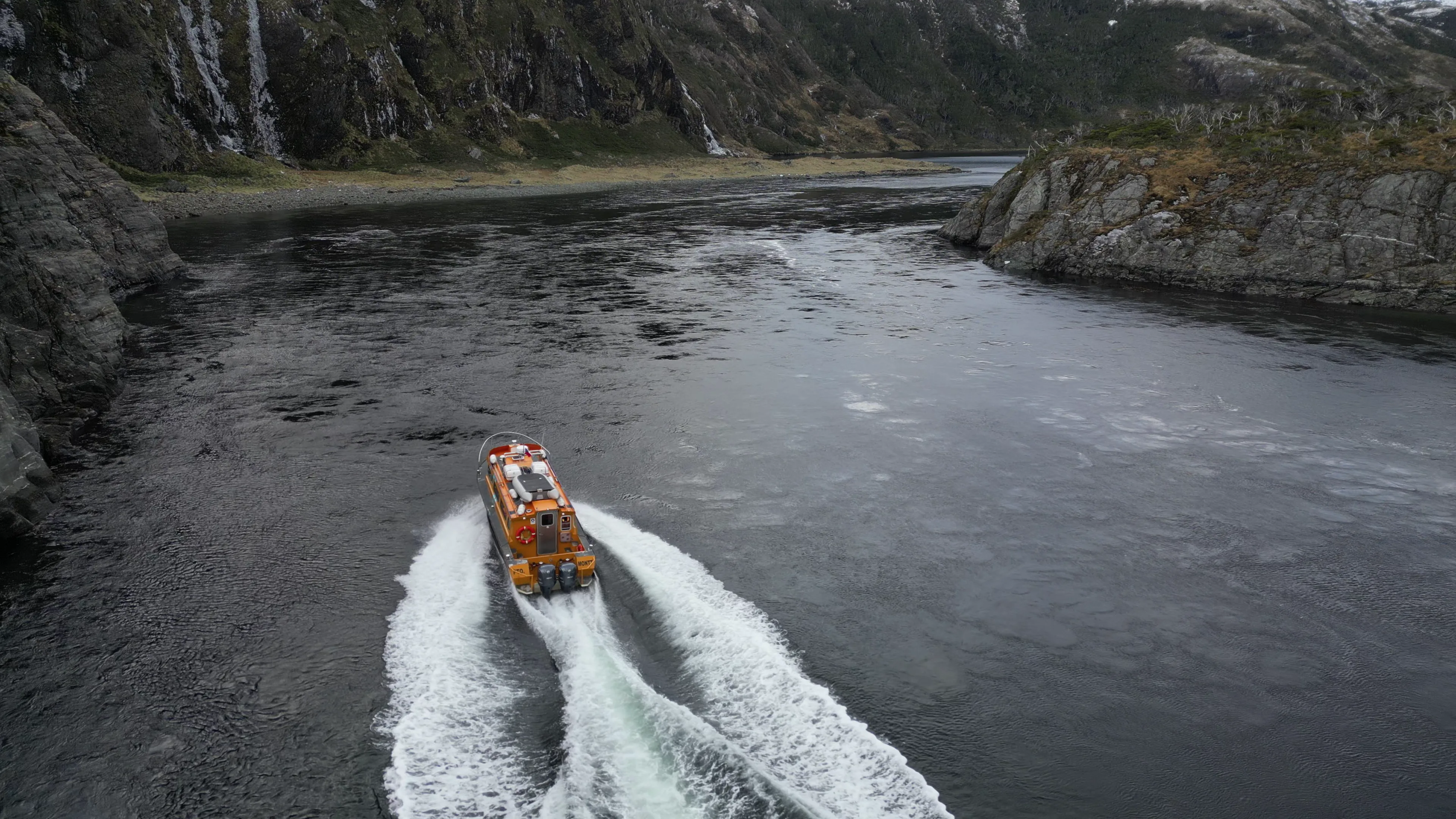 Nave Jakoa navegando en canal estrecho